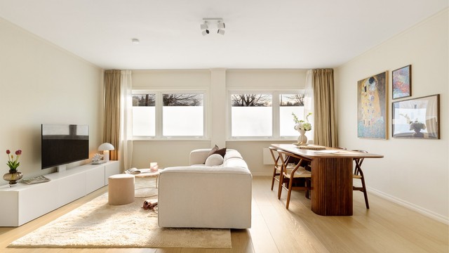 Stuen har en god soneinndeling mellom TV og spisestuen