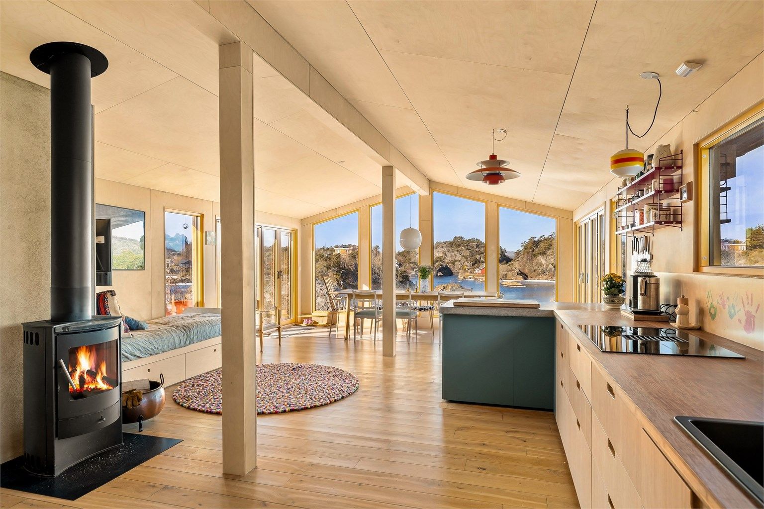 Møbler og kjøkkeninnredning er stedstillpasset og designet av arkitekten.