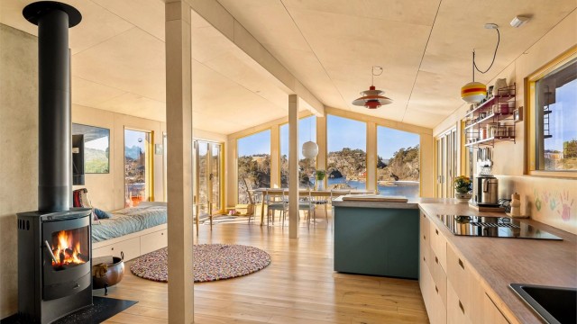 Møbler og kjøkkeninnredning er stedstillpasset og designet av arkitekten.