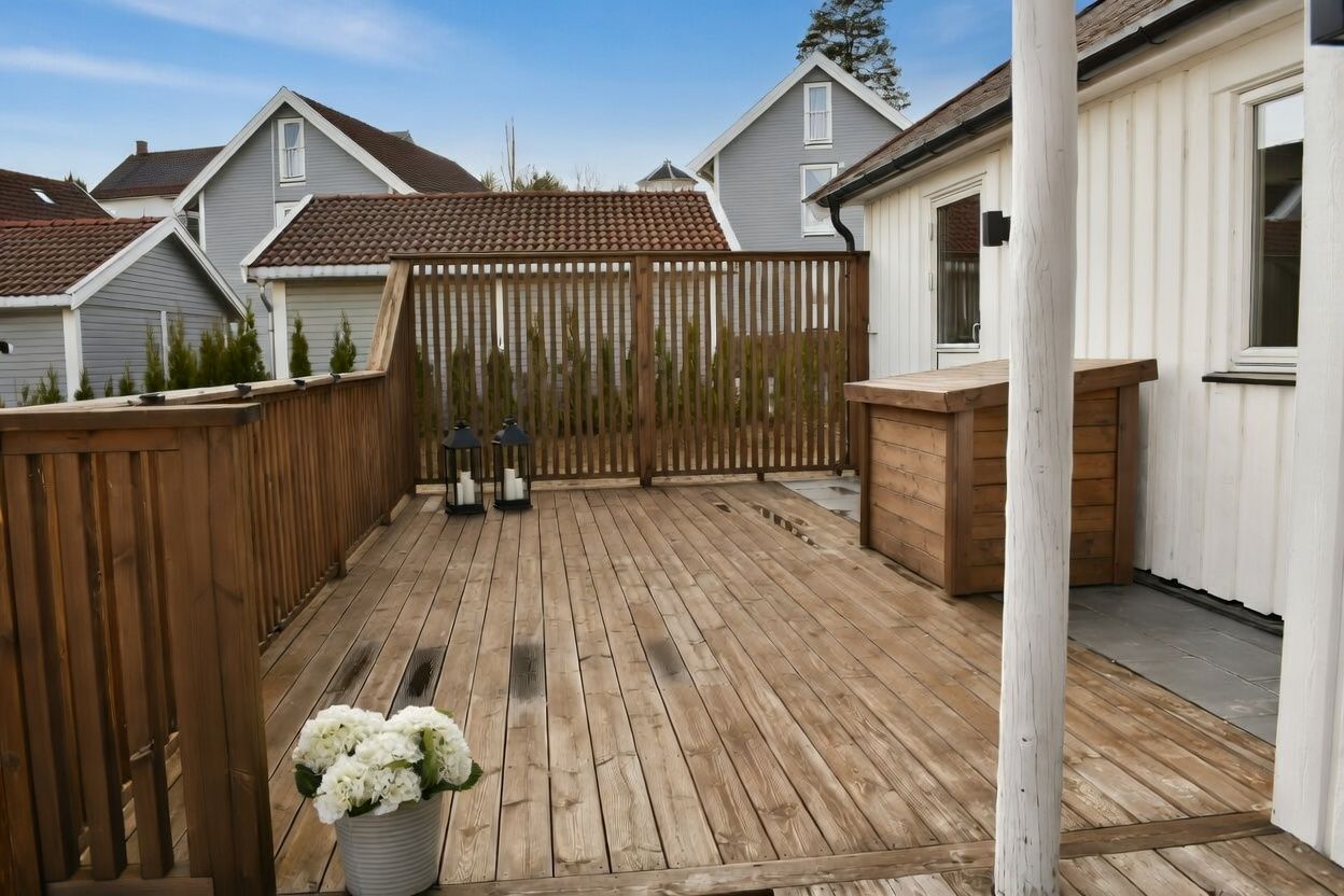 Boligen har et stort og hyggelig terrasseområde med flere sittemuligheter. (Selgers private bilder)