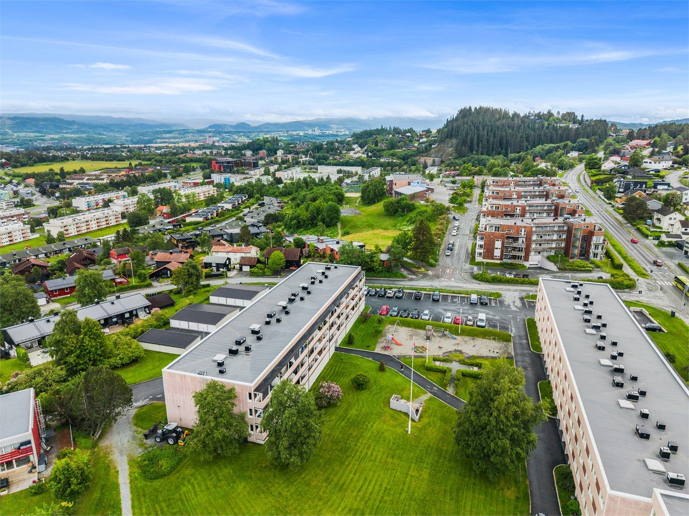 Daglige innkjøp og ærend gjøres enkelt i nærområdet. Nærmeste dagligvarebutikk er Bunnpris & Gourmet Nyborg, som nås på en kort spasertur. I gangavstand finner du også Coop Prix Sverresborg og Byåsen Butikksenter med et bredt servicetilbud.