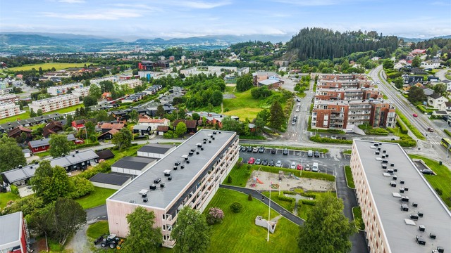 Daglige innkjøp og ærend gjøres enkelt i nærområdet. Nærmeste dagligvarebutikk er Bunnpris & Gourmet Nyborg, som nås på en kort spasertur. I gangavstand finner du også Coop Prix Sverresborg og Byåsen Butikksenter med et bredt servicetilbud.