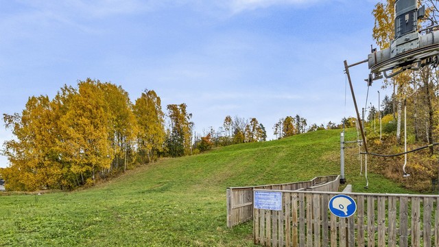 Jerikobakken er en populær alpinbakke. Det er gode akemuligheter ved siden av bakken, som også tilbyr varmestue og utlån av utstyr