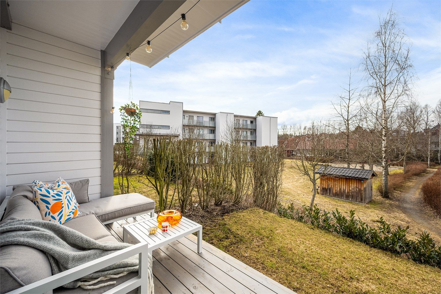 Den vestvendte uteplassen fikk ny platting i 2024, og gir direkte tilgang til adskilt hagedel. Foto: Martine Eren Jacobsen