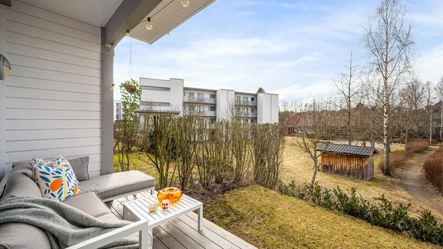 Den vestvendte uteplassen fikk ny platting i 2024, og gir direkte tilgang til adskilt hagedel. Foto: Martine Eren Jacobsen