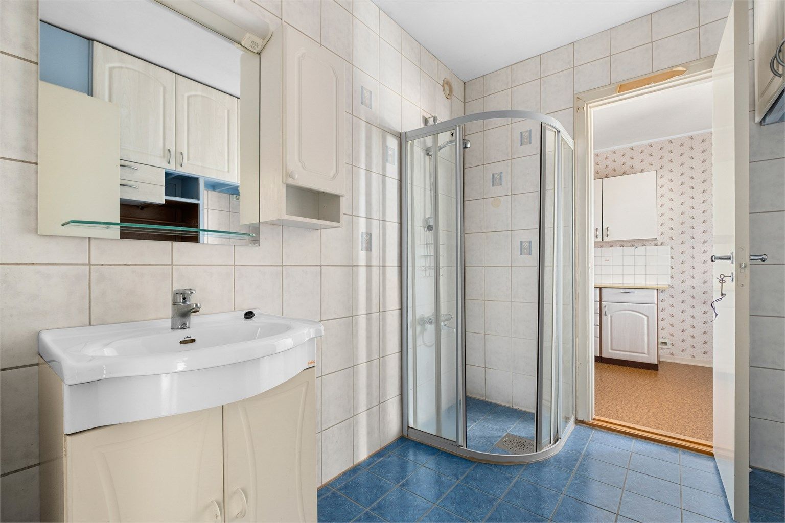 Badet måler 5 kvm og er innredet med servantskap med speil og lys, opplegg for oppvaskmaskin og dusjhjørne. I tillegg har leiligheten separat toalettrom. Det må påregnes noe oppussing. 