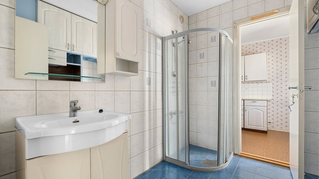 Badet måler 5 kvm og er innredet med servantskap med speil og lys, opplegg for oppvaskmaskin og dusjhjørne. I tillegg har leiligheten separat toalettrom. Det må påregnes noe oppussing.