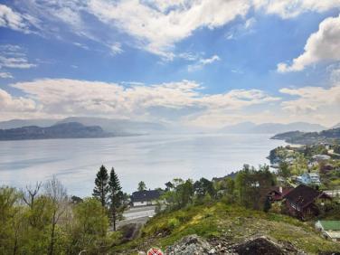 Boligtomt på 1202 kvm med spektakulære utsiktsforhold over byfjorden og Bergen by. Tomten ligger fremst på et lite høydedrag. Kanskje den fineste tomten i området.