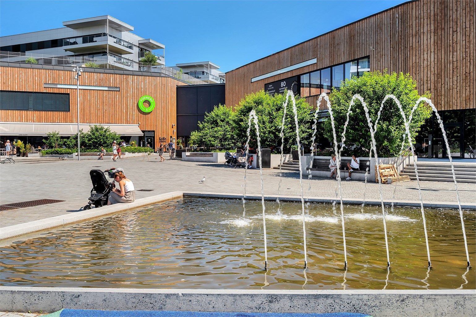 Områdebilde av Fornebu S med et rikt utvalg butikker