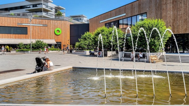 Områdebilde av Fornebu S med et rikt utvalg butikker
