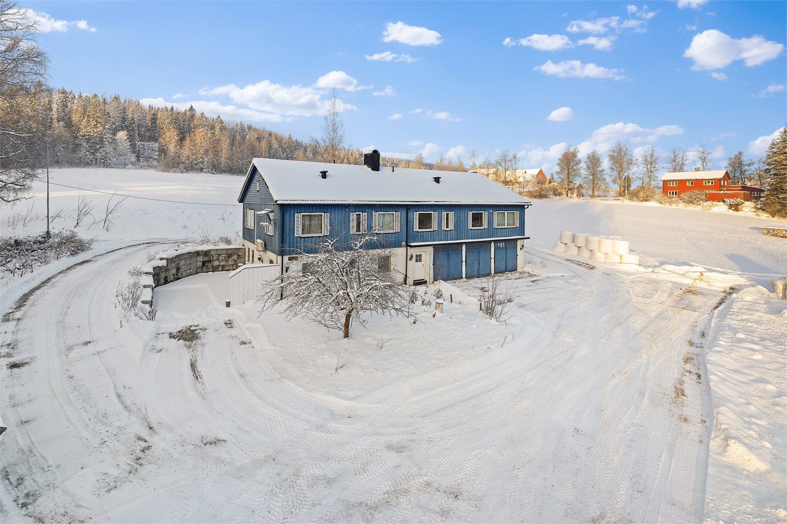 Velkommen til Hadelandsveien 1062-1068 ligger landlig til med god plass. Bygningen egner seg ypperlig for utleie