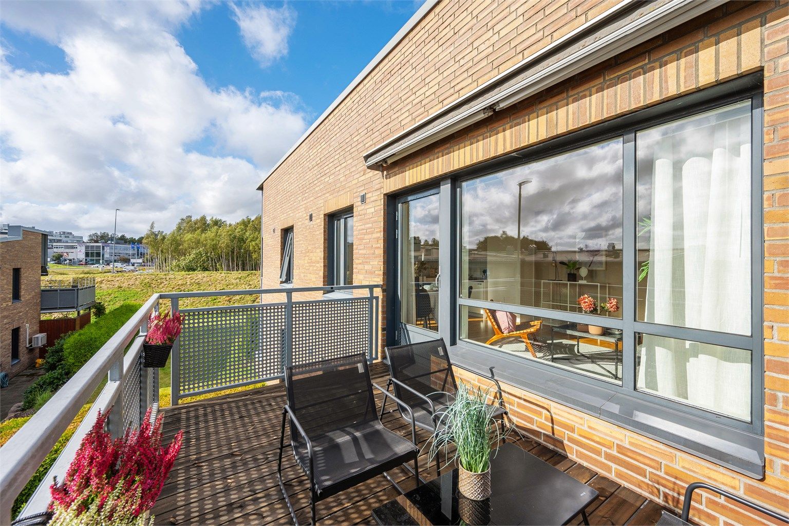  Med sine to soverom, en romslig stue, lyst kjøkken og vestvendt balkong, er dette et hjem som passer perfekt for veldig mange – og ikke minst for deg som ønsker en lettstelt bolig i et etablert og hyggelig bomiljø.