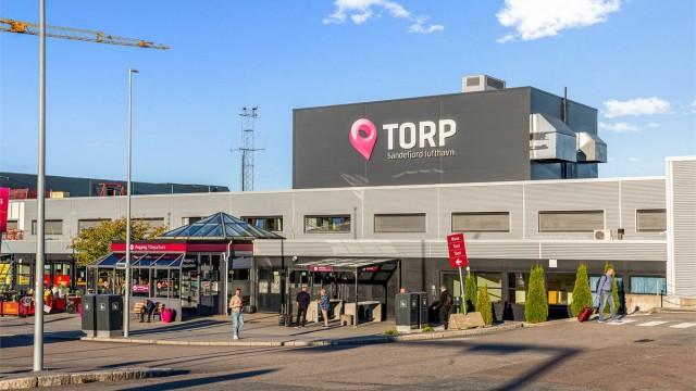 Sandefjord lufthavn Torp ligger omtrent tre minutters kjøretur fra eiendommen.