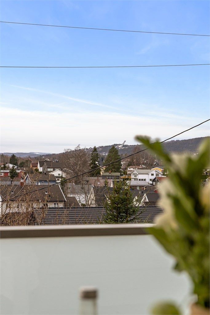 Fin utsikt mot Holmenkollen fra terrassen. I tillegg til den store terrassen, har beboerne i sameiet tilgang til felles takterrasse i byggets 6. etasje 