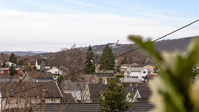 Fin utsikt mot Holmenkollen fra terrassen. I tillegg til den store terrassen, har beboerne i sameiet tilgang til felles takterrasse i byggets 6. etasje
