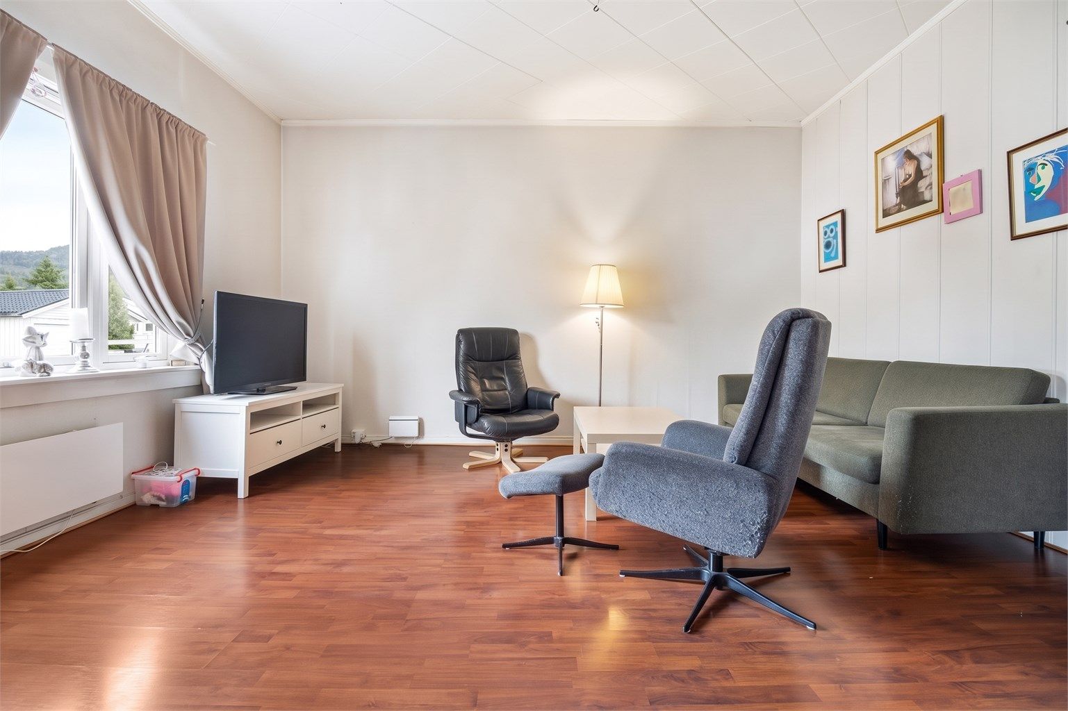 Stue med god plass til sofagruppe.