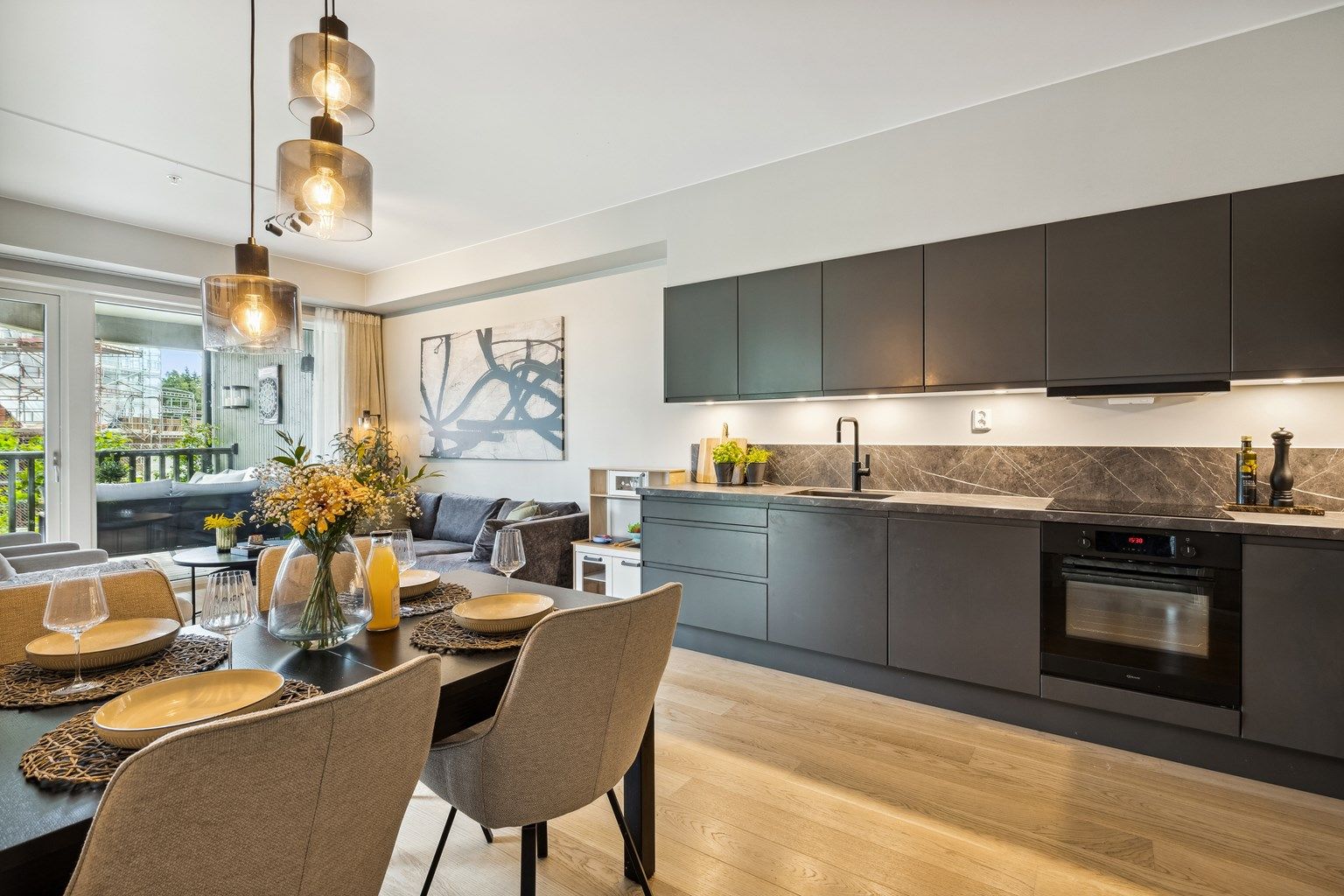 En moderne leilighet med god takhøyde og god plass til store møbler