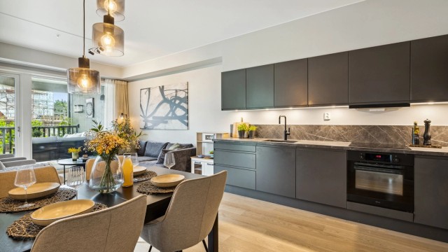 En moderne leilighet med god takhøyde og god plass til store møbler