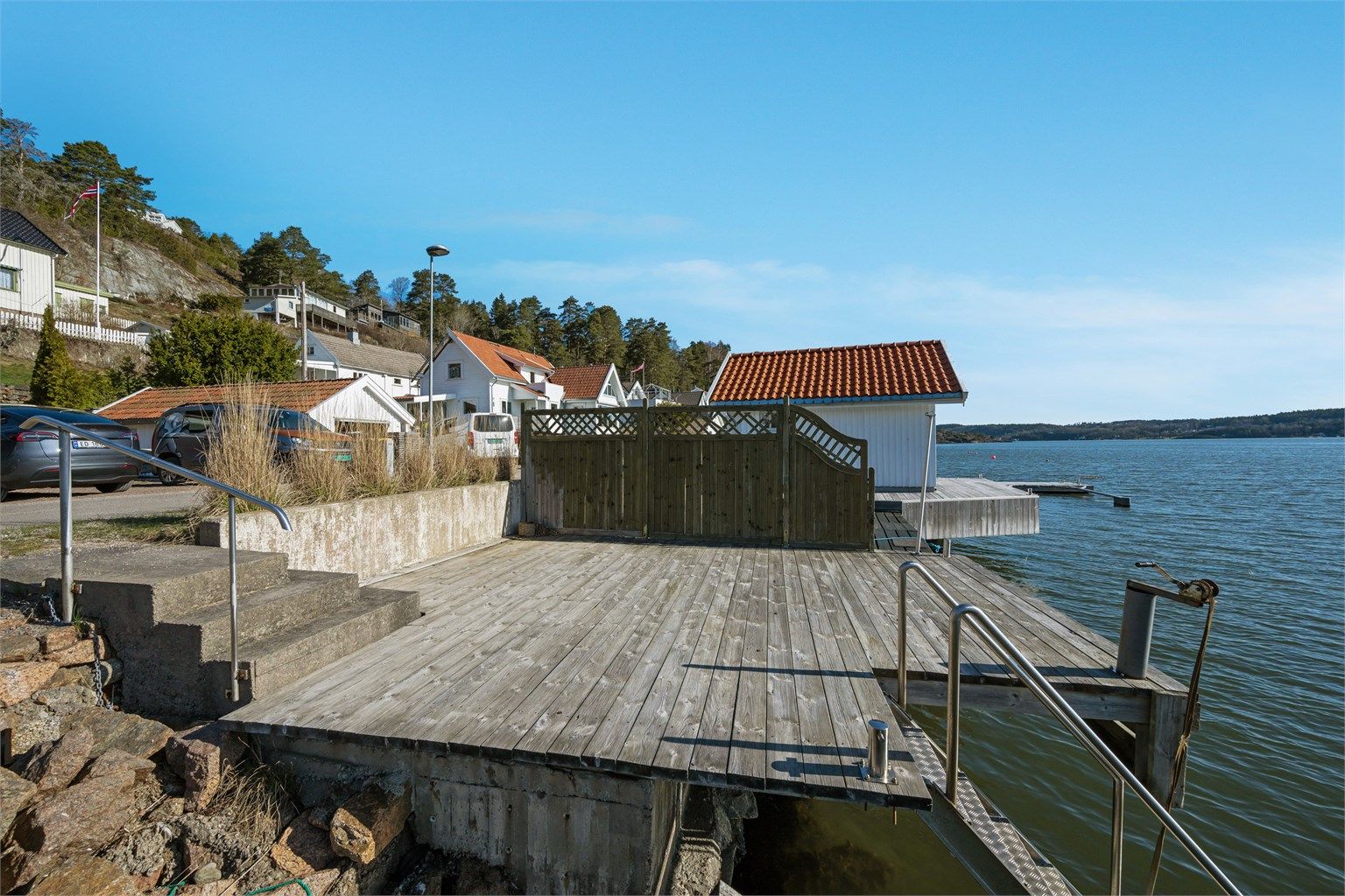  Bogen er et flott område, nær sjø/natur i rolige omgivelser og hytta har båt/bryggeplass sik at man enkelt tar seg ut i skjærgården. Foto: Kristian Bollæren v/Fotofinish