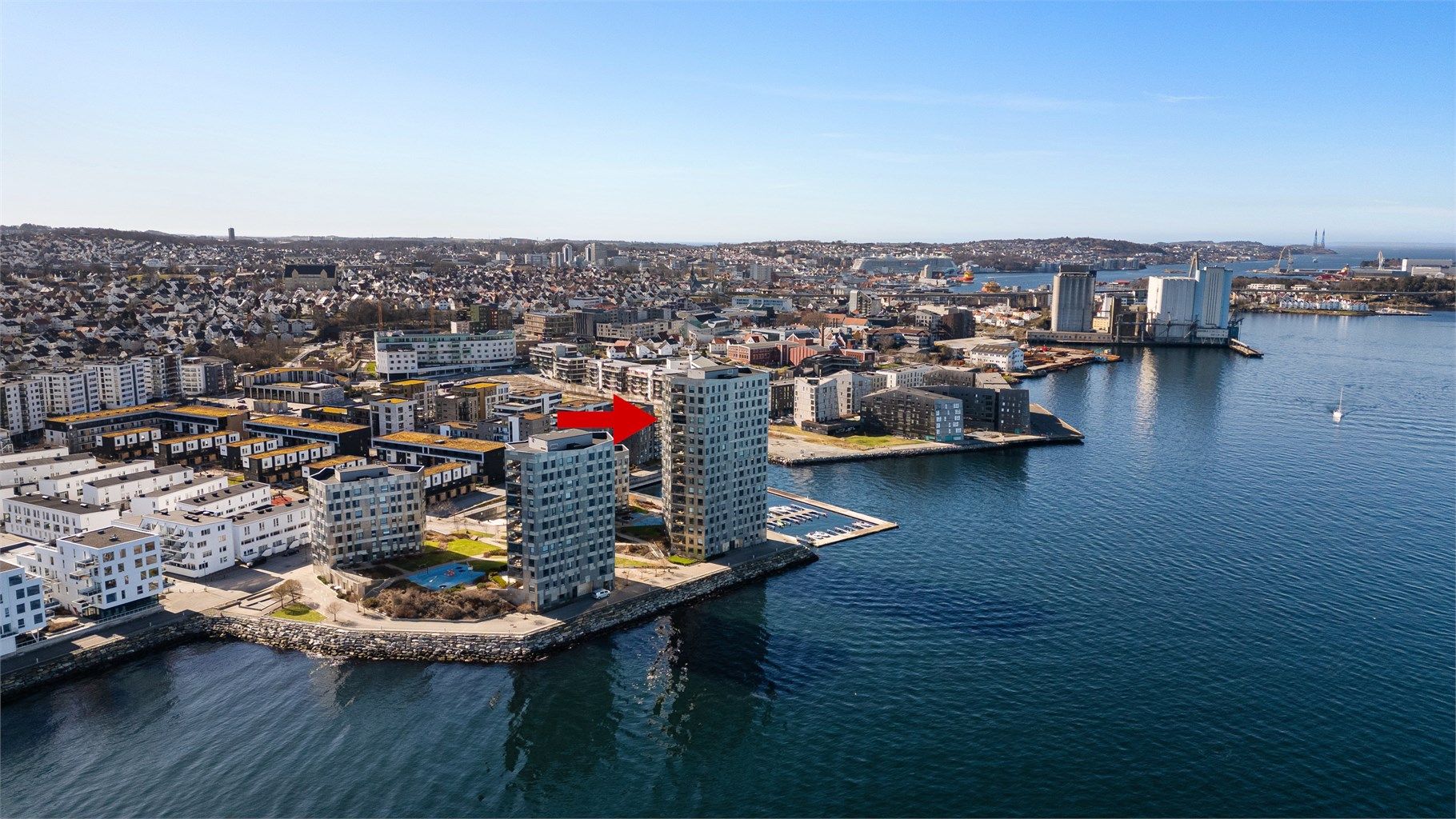  Leiligheten ligger i 14.etg var nyoppført i 2015 og holder en gjennomgående god standard. Her kan en flytte rett inn!