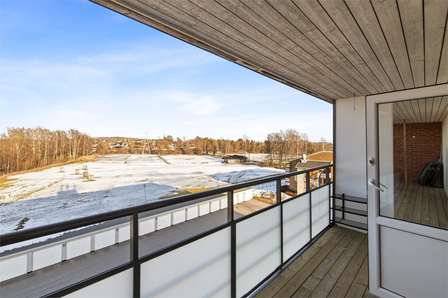 Fra fellesarealene er det utgang til flott luftebalkong.