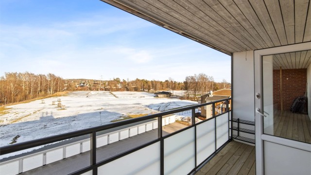 Fra fellesarealene er det utgang til flott luftebalkong.