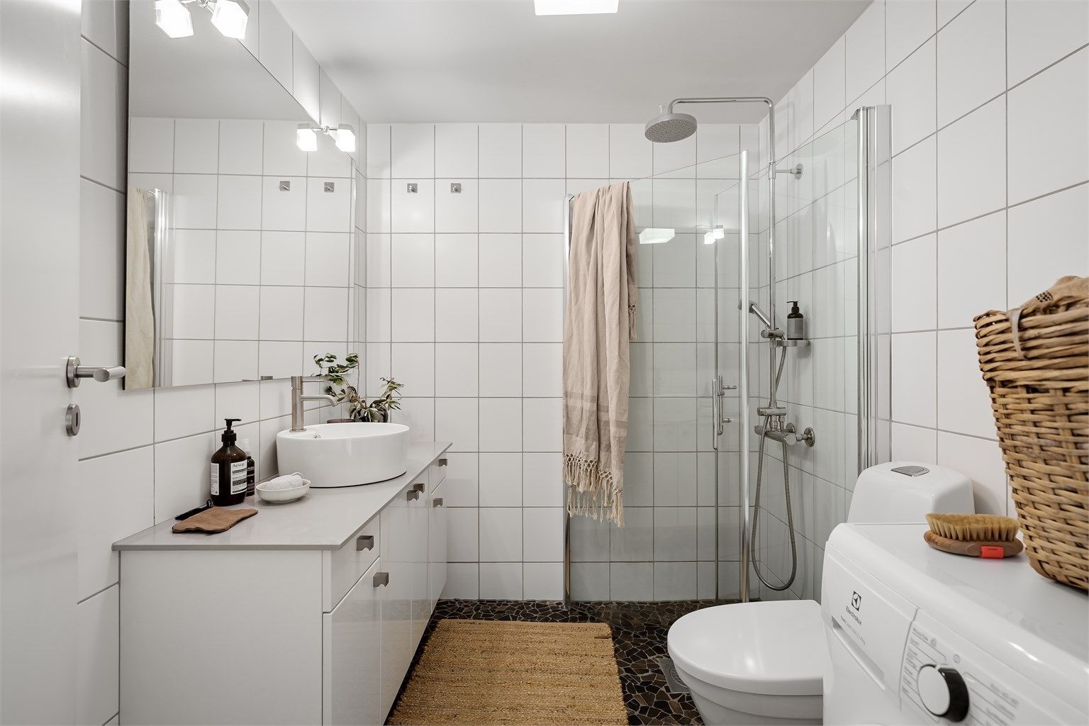 Innbydende og meget romslig baderom med varmekabler i gulv og lys i himling