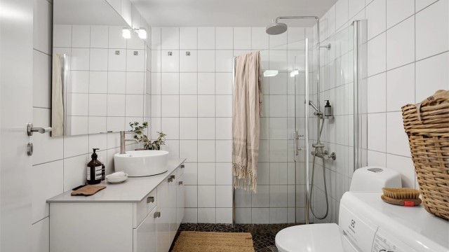 Innbydende og meget romslig baderom med varmekabler i gulv og lys i himling