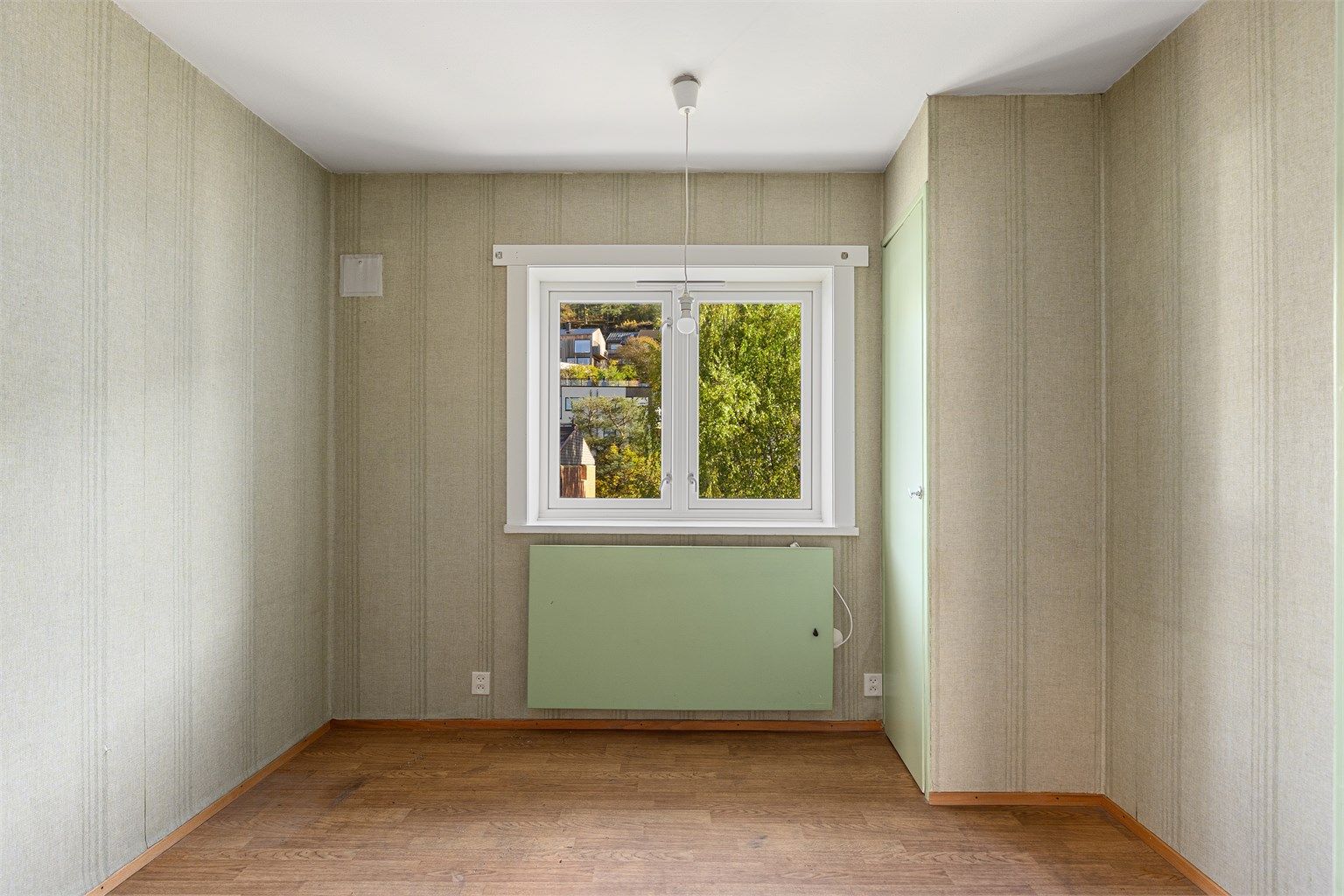 Rommet har god plass til enkeltseng eller skrivebord.
