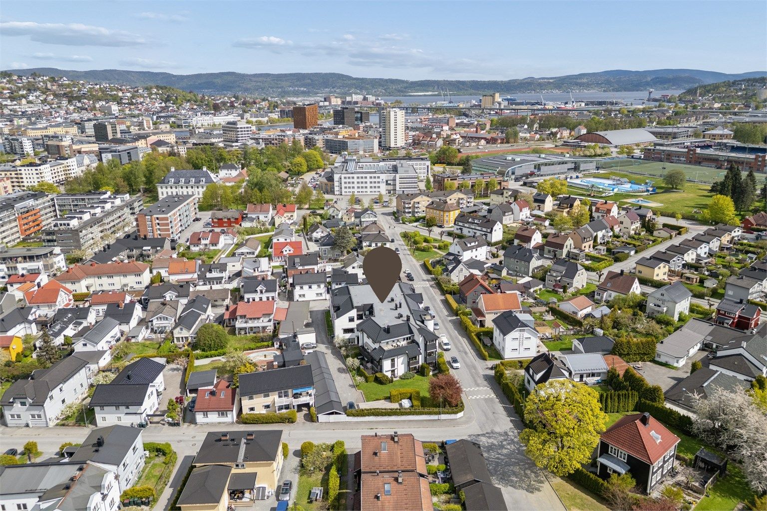 Gangavstand til Drammen togstasjon og bussknutepunkt på Strømsø. 
