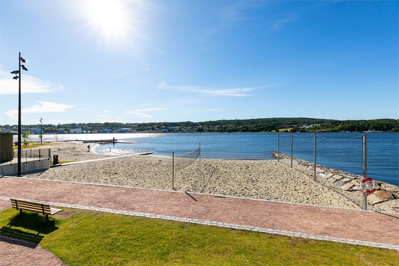 Fra leiligheten er det slippers-avstand til den flotte parken ytterst på Verket, med blant annet stor sandstrand.