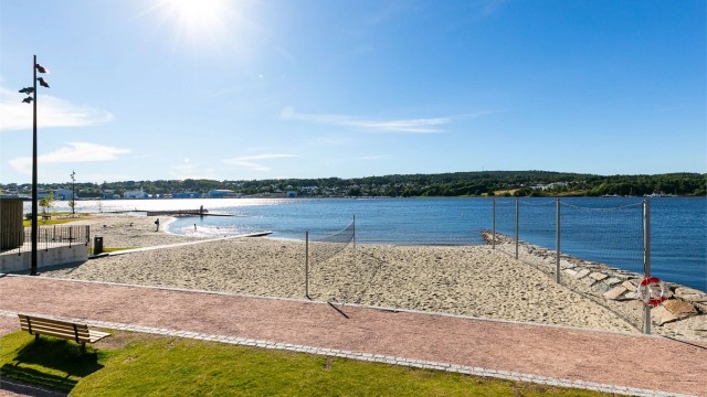 Fra leiligheten er det slippers-avstand til den flotte parken ytterst på Verket, med blant annet stor sandstrand.