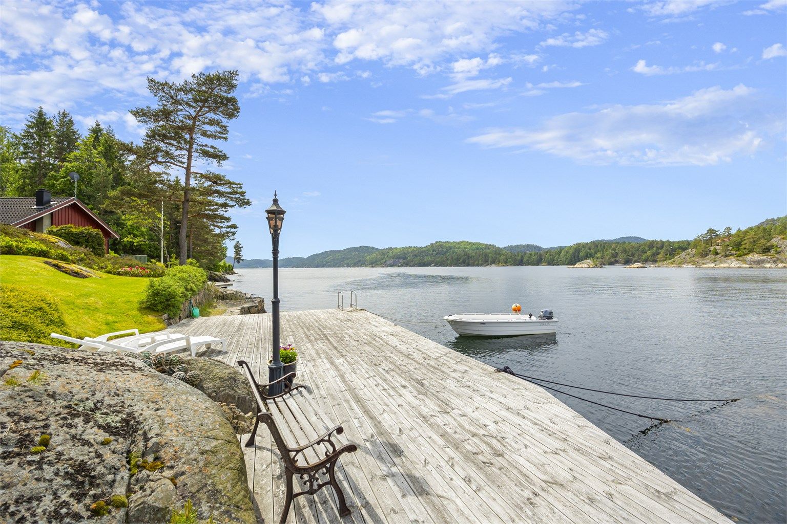 Her lever du i umiddelbar nærhet til sjøen, med egen brygge og badeplass rett utenfor døren.
Foto: Hallvard Rimereit