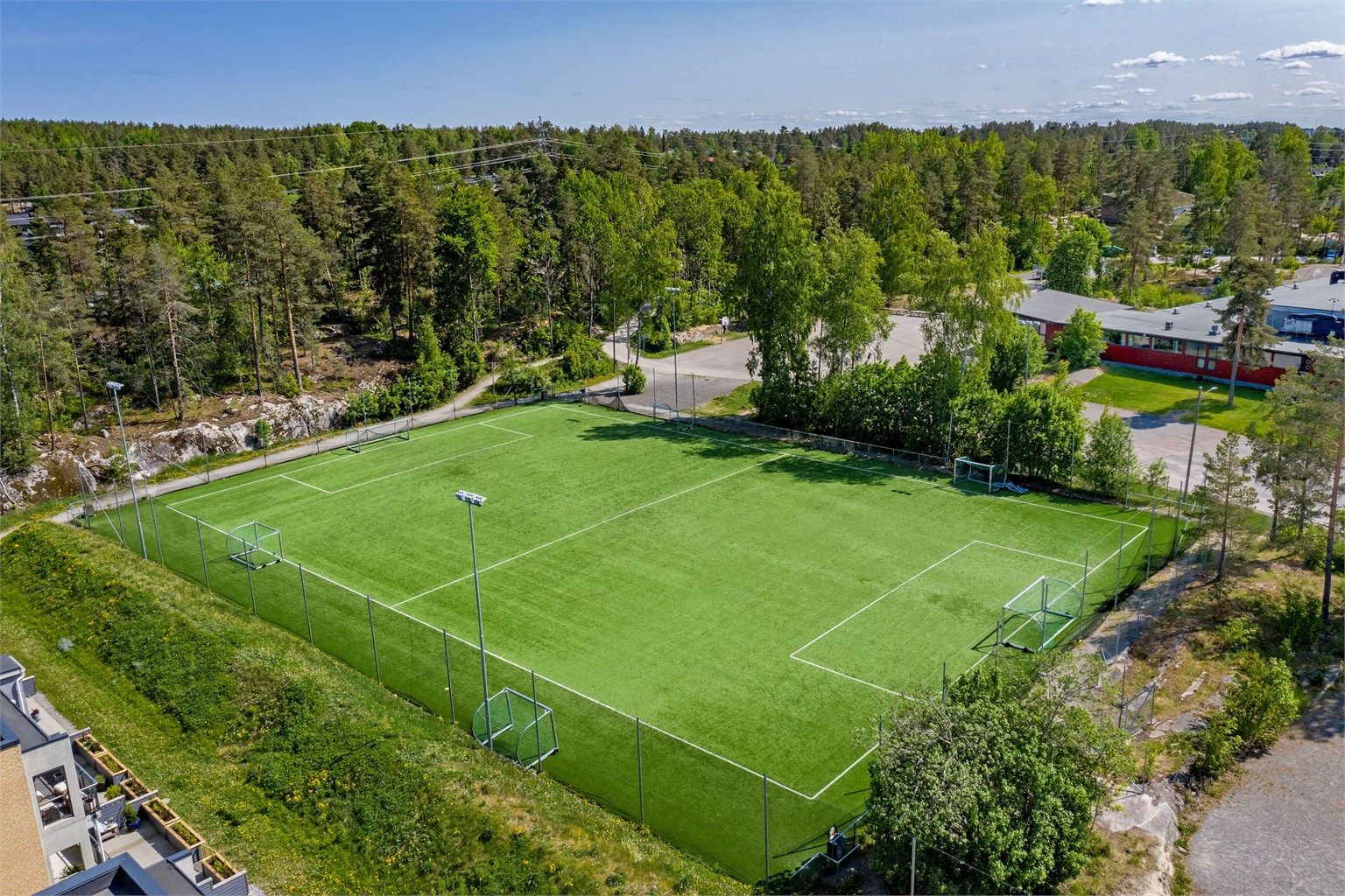 Kort vei til fotballbane ved Hellerasten ungdomsskole