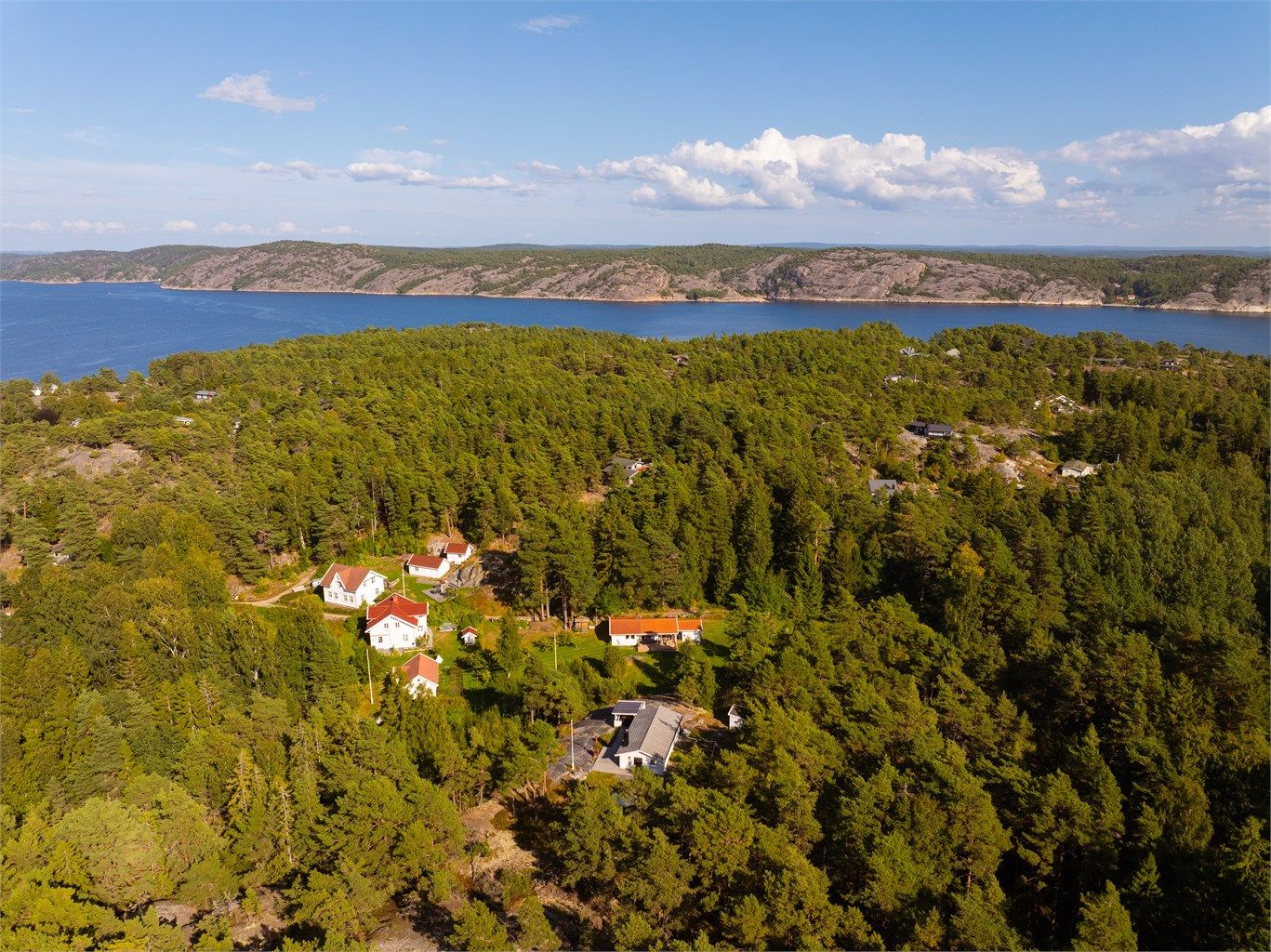 Blant de mange Hvalerøyene er Søndre Sandøy noe helt for seg selv. Velholdt bebyggelse, vakre hager og en rolig atmosfære preger øya.