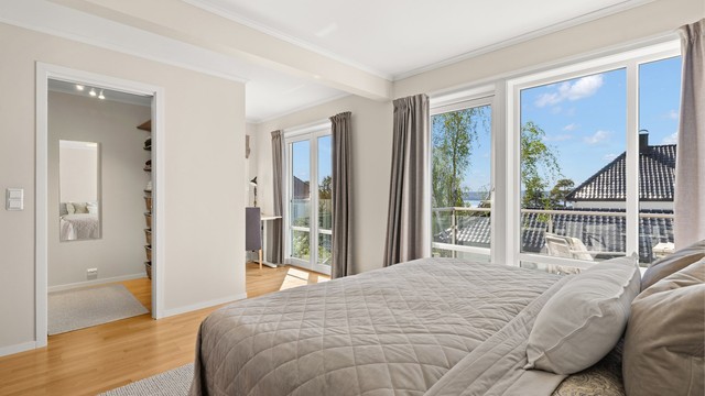 Stort og flott hovedsoverom med plass til hjemmekontor, samt eget praktisk garderoberom