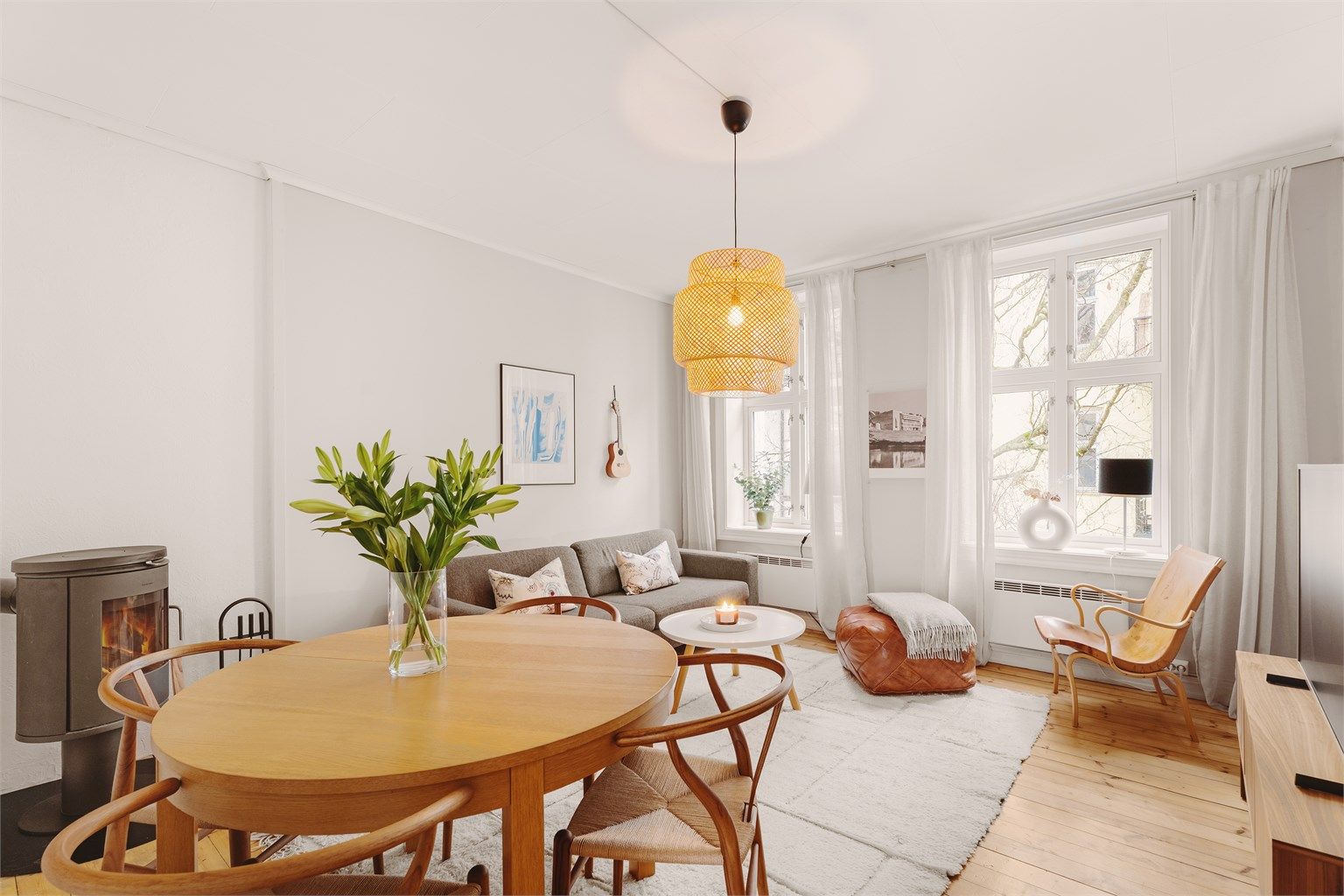 Åpen og hyggelig stue med store vindusflater som slipper inn rikelig med lys.