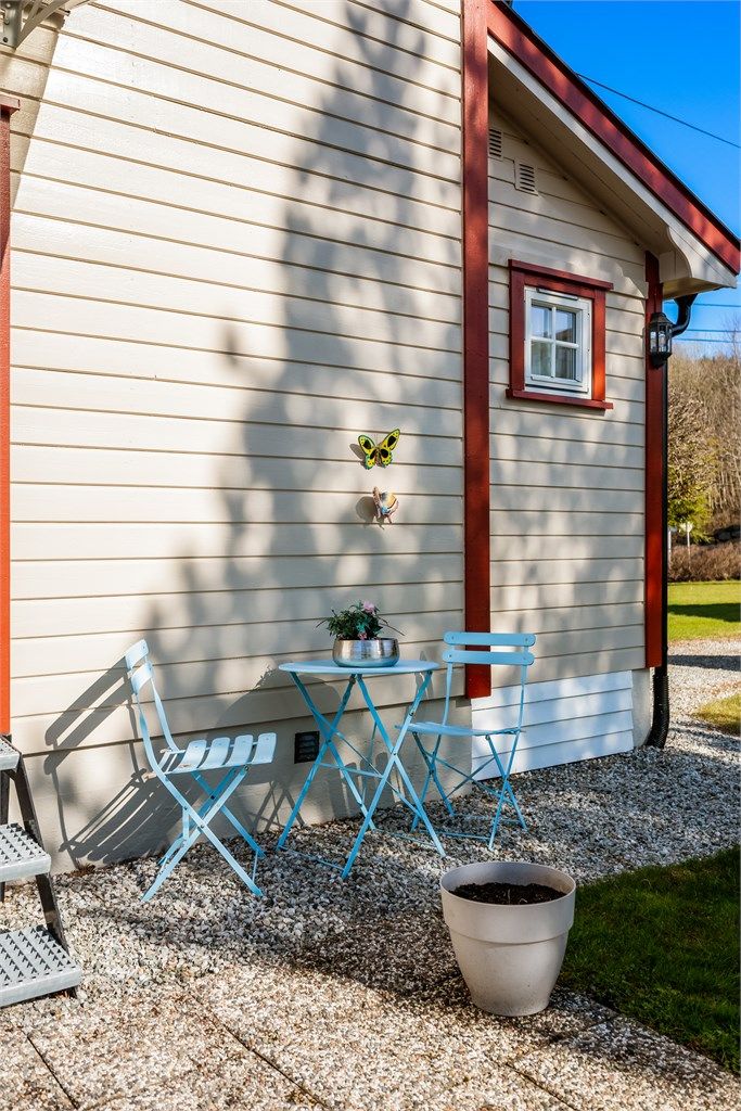 Et hyggelig uteområde med plass til en liten sittegruppe.