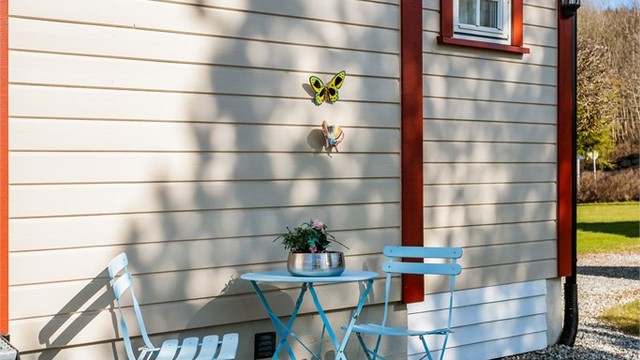 Et hyggelig uteområde med plass til en liten sittegruppe.