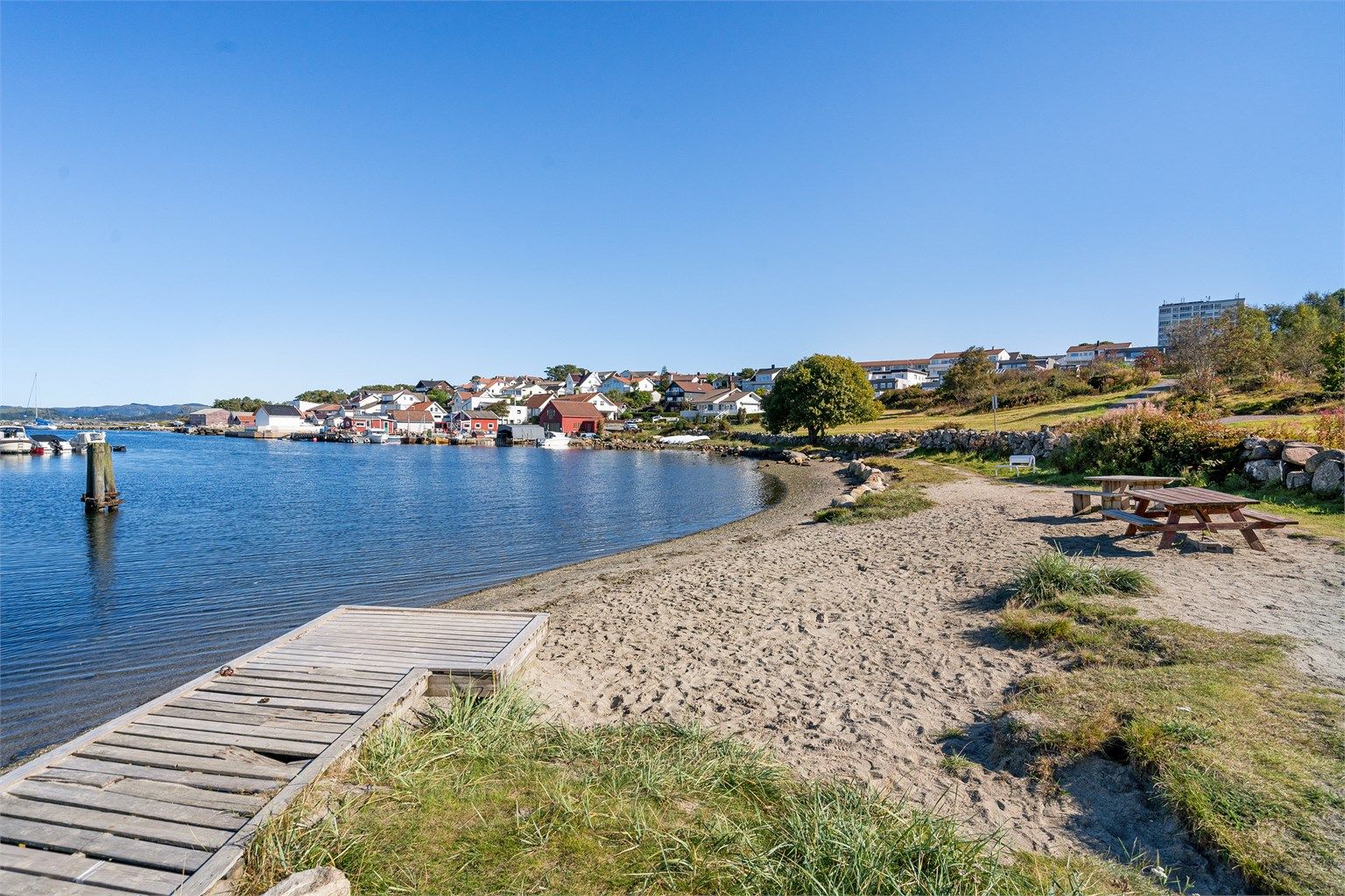  For den turglade har man de fine turområder på Tastaveden og langs sjøen en kort spasertur unna. 
