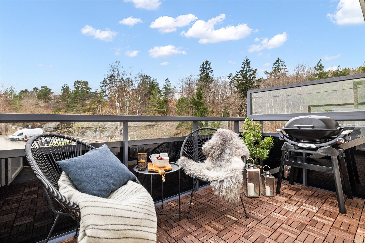 Balkongen er sydvendt, noe som gir gode solforhold store deler av dagen.