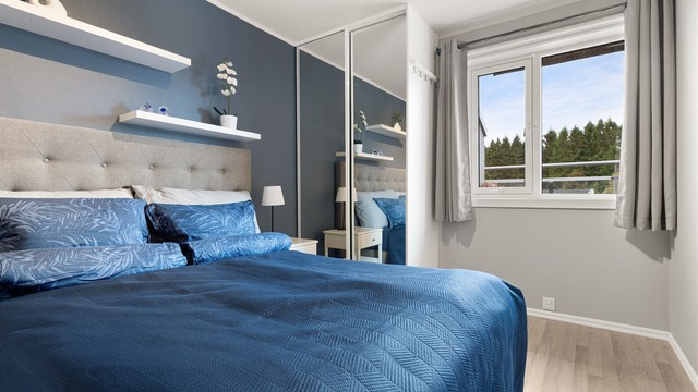 Boligen har totalt 3 soverom. Hovedsoverommet er av god størrelse med en praktisk skyvedørsgarderobe for oppbevaring.