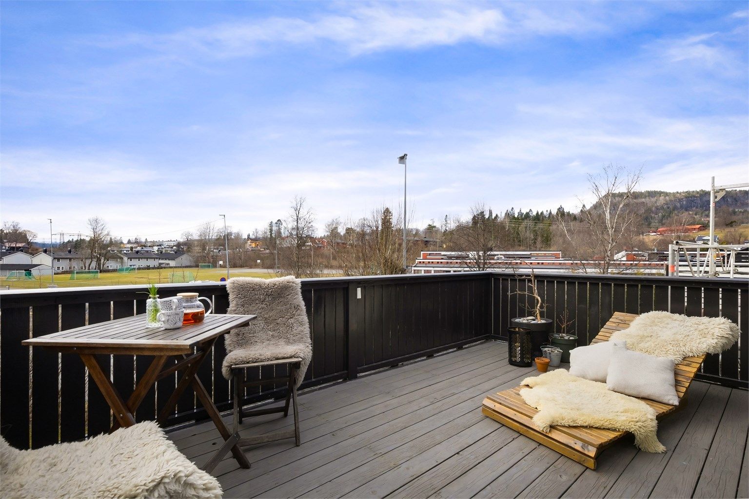 Utsikt fra balkongen mot Solberg ballplass og nærområdet.