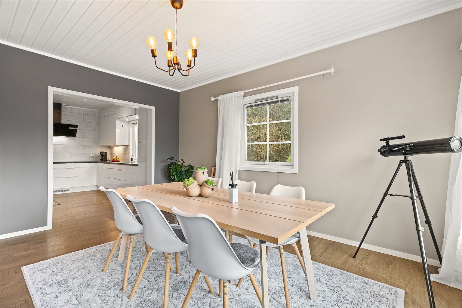 God plass for å etablere en spisestue hvor man kan nyte middagen.