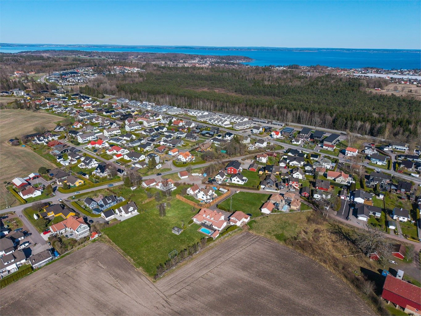 Beliggenheten gir nærhet til både sentrum og flotte turområder.