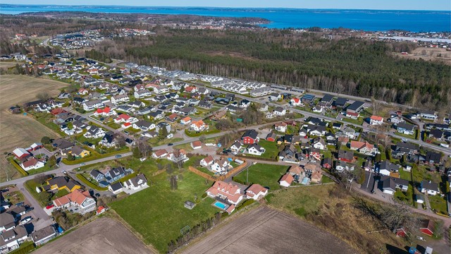 Beliggenheten gir nærhet til både sentrum og flotte turområder.