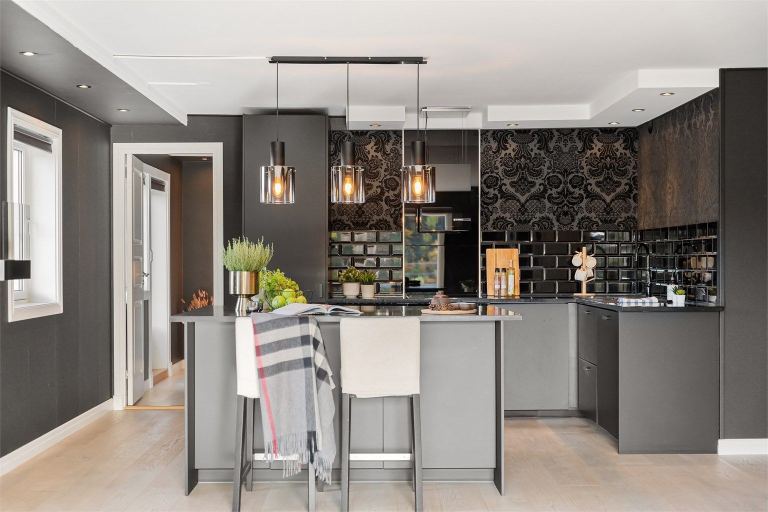 Leiligheten ligger i byggets fjerde- og øverste etasje og har både terrasse og balkong