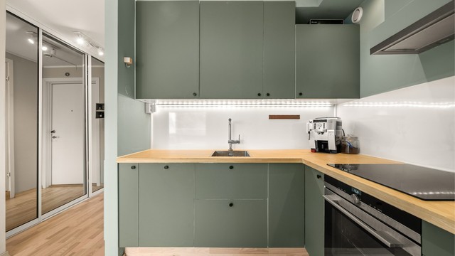 Et stilrent kjøkken fra 2019 med integrerte hvitevarer fra Siemens – perfekt for både hverdagsmiddager og hyggelige sammenkomster.