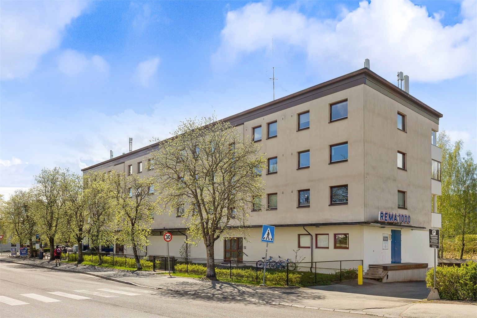 Rema1000 dagligvarebutikk i samme bygg. Borettslaget består av 17 andelseiere