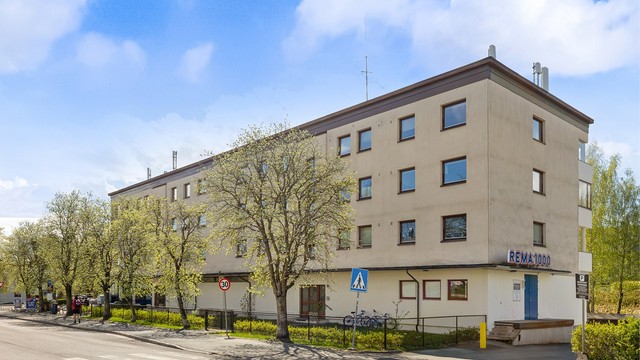 Rema1000 dagligvarebutikk i samme bygg. Borettslaget består av 17 andelseiere